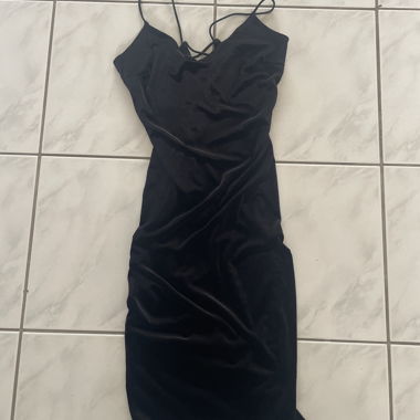 Schwarzes Satin-Kleid