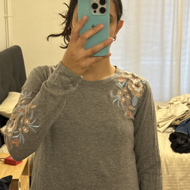 Maglia maniche lunghe grigia con fantasia floreale