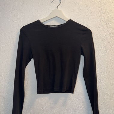 Schwarzes Crop-Top mit langen Ärmeln