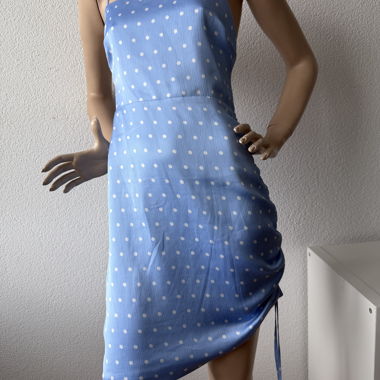 Robe bleue courte à dos ouvert