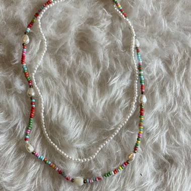 Collana di perle con perline colorate