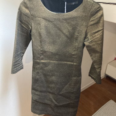 Metallic-Kleid mit langen Ärmeln