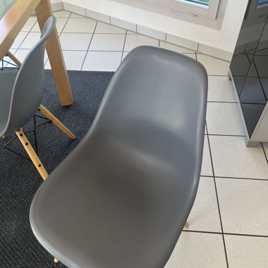 Grauer Designstuhl