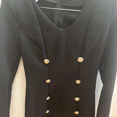 Kleid mit goldenen Knöpfen