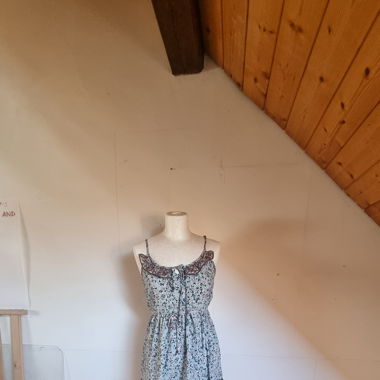 Leichtes blumenkleid