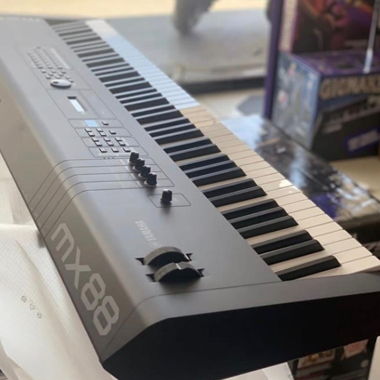 Yamaha MX88 Synthesizer mit 88 gewichteten Tasten