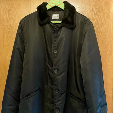 Vintage Schwarzer Regenmantel mit Kunstpelzkragen