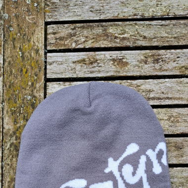 Bonnet gris avec intérieur en satin