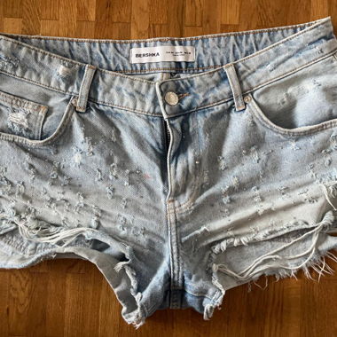 Hellblaue Hotpants mit Strasssteinen