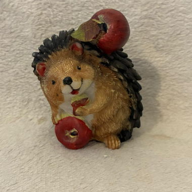 Figurine décorative de hérisson avec pomme