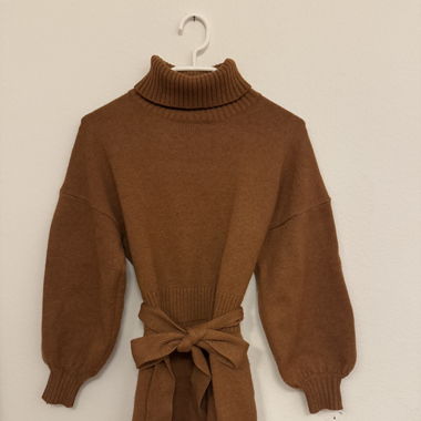 Braunes Kleid mit Schleife