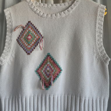 Pull sans manches tricoté blanc motifs colorés
