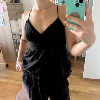 Top nero con schiena scoperta