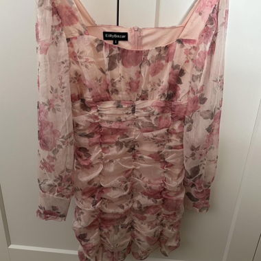 Robe à fleurs avec manches bouffantes