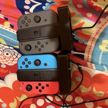 Nintendo Switch Joy-Con Chargers with Joy-cons