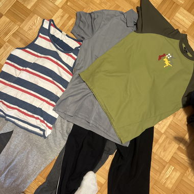Ensemble de vêtements de sport avec t-shirts et pantalons