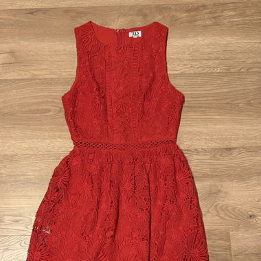 Rotes Spitzenkleid ohne Ärmel