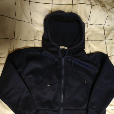 Dunkelblauer Pulli