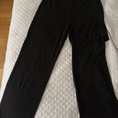 Schwarze Hose mit weitem Schnitt von Promod