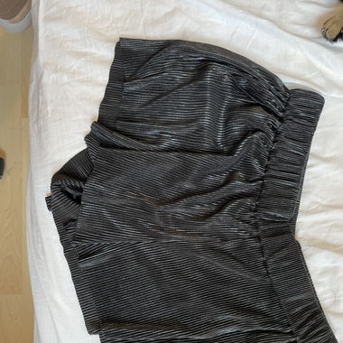 Kurze schwarze Stoffhose