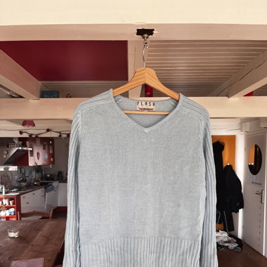 Hellblauer Pulover