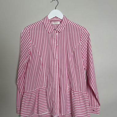 Bluse mit rosafarbenen Streifen
