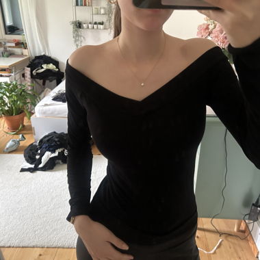 Schwarzes Longsleeve mit Bardot-Ausschnitt