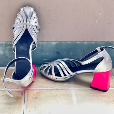 Stylische silberne Sandalen mit pinkemBlockabsatz 