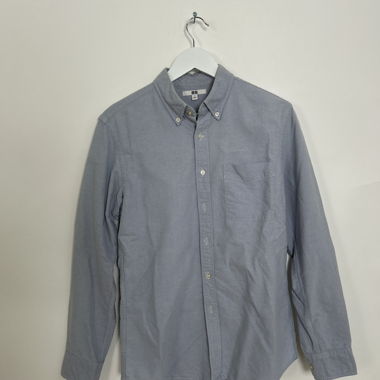 Uniqlo blaues Hemd mit Knopfleiste