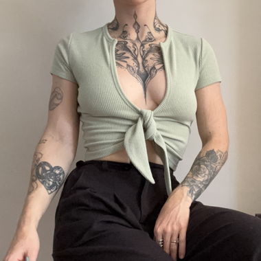 Mint Shirt mit knotbarem Ausschnitt