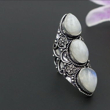 Anello etnico con pietre di luna