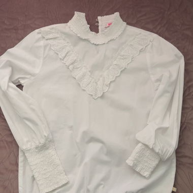 Weisse Bluse mit Spitze