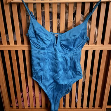 Zara Bañer Blau-Badeanzug