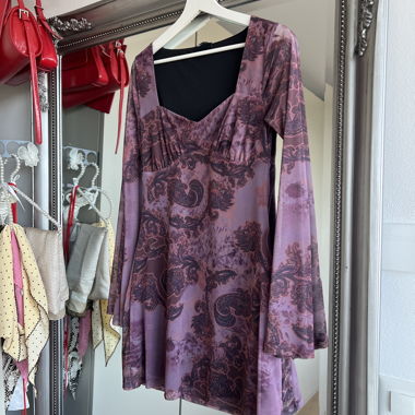 Robe longue lilas à motifs