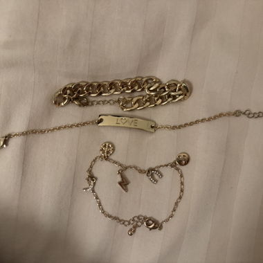 Set di bracciali dorati