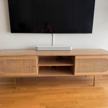 TV-Moebel aus Holz mit Rattan