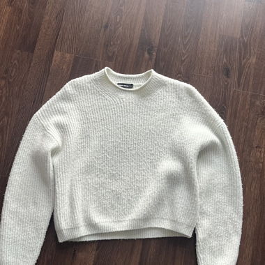 Weisser Strickpullover