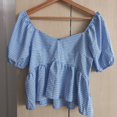 Blaues Gingham-Peplum-Top