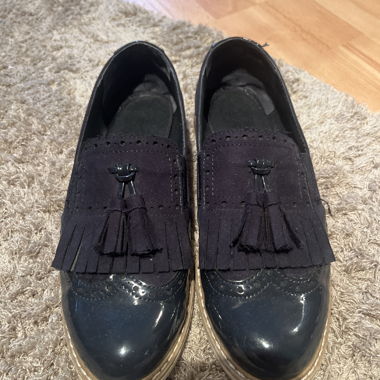 Mocassins foncés à pompon