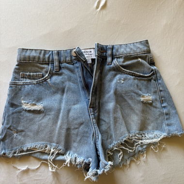 Kurze Jeanshosen