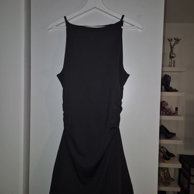 Robe noire à fines bretelles