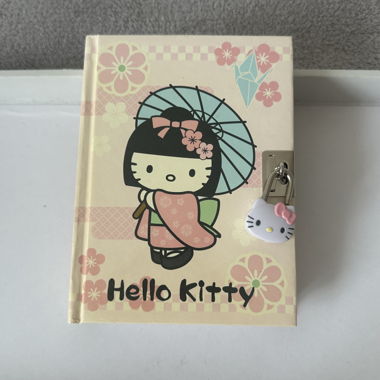 2010 Japanese Hello Kitty notebook with padlock 