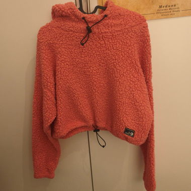 Polaire à capuche crop top rose corail