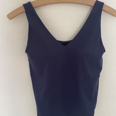 Top sportivo in blu scuro