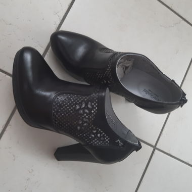 Schwarze High-Heel-Ankle-Schuhe