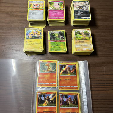 Pokemon Karten mit Pikachu; Glumanda 