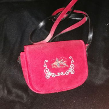 Rote Umhaengetasche zum dirndl