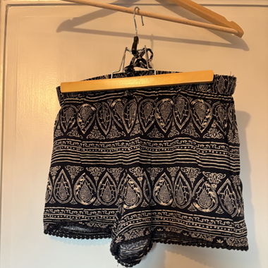 Short noir et beige avec taille élastique 