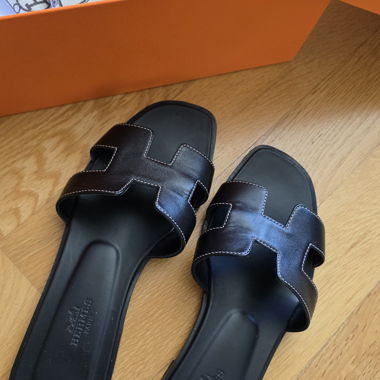 Sandali a ciabatta in pelle nera Hermès