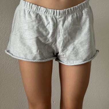 Graue Shorts mit Rollsaum